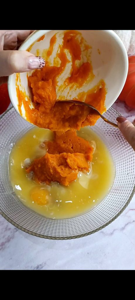 Mix eggs, sugar, milk, butter, pumpkin, vanilla