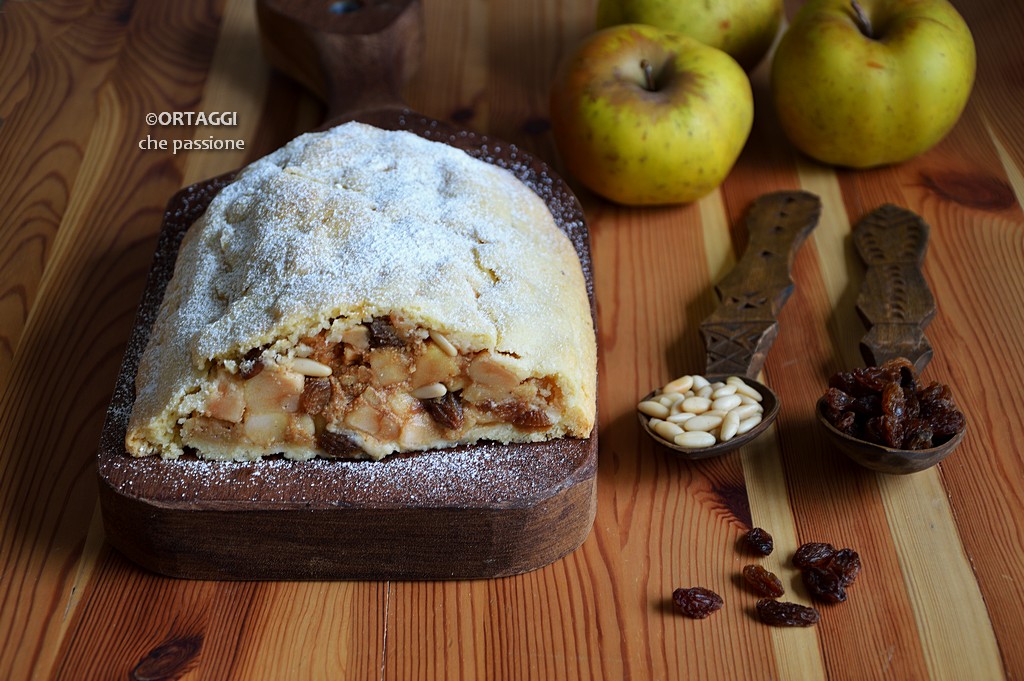 apple strudel with shortcrust pastry VEGGIES passion by Sara Grissino