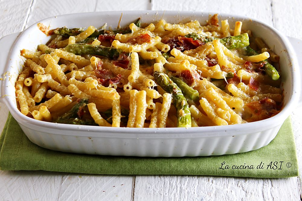 Baked pasta with ham asparagus and smoked cheese