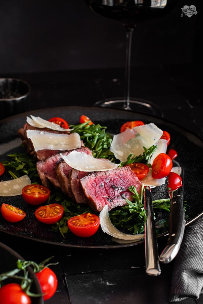 Beef Slices with Arugula and Cherry Tomatoes