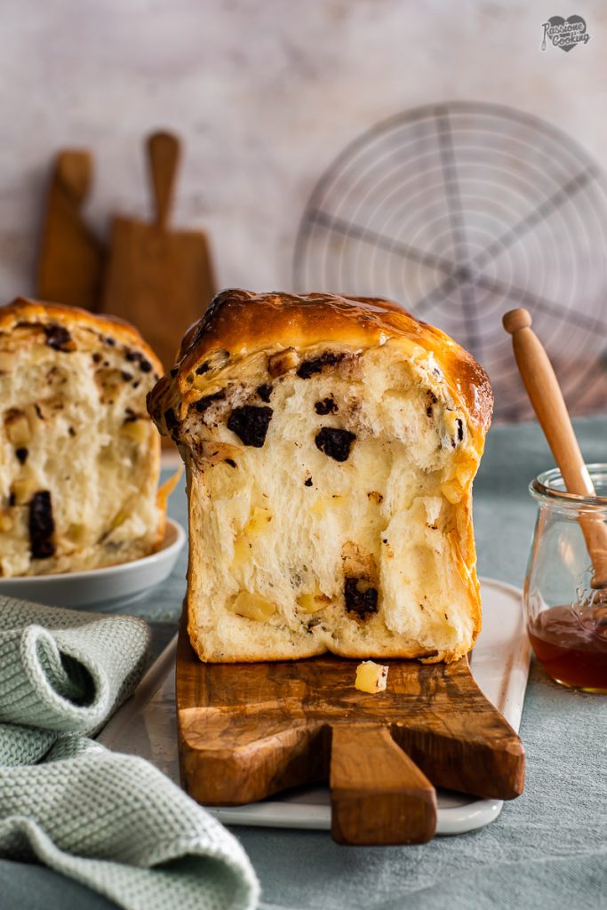 Brioche Bread with Apples and Chocolate