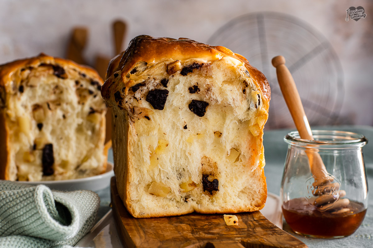 Brioche Bread with Apples and Chocolate