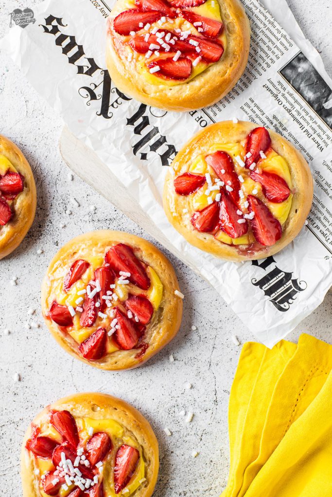 Brioche with cream and strawberries