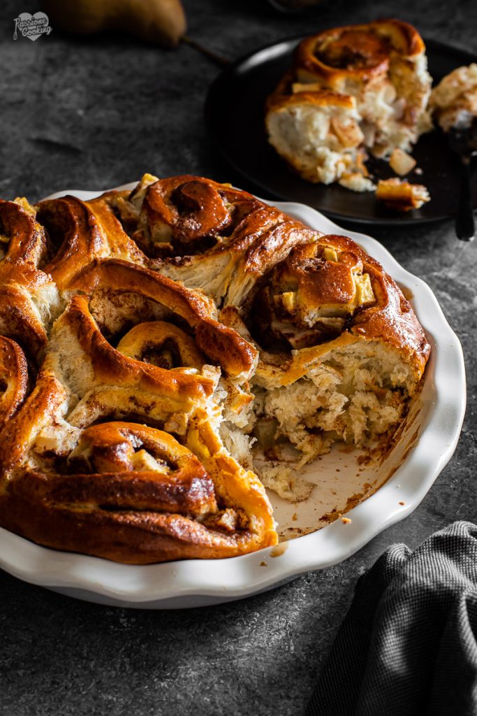Cinnamon rolls with pears