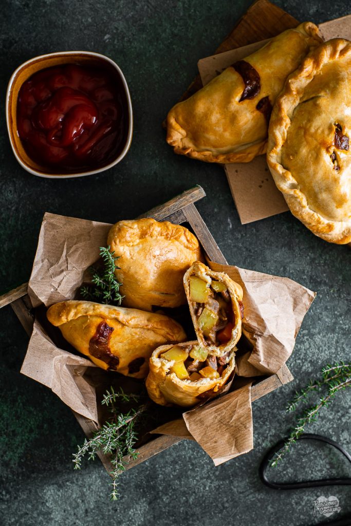 Roll filled with spiced apples