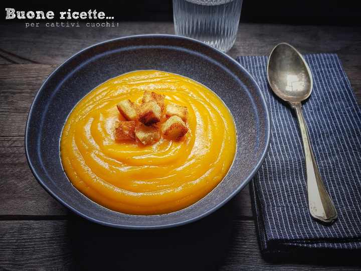 Pumpkin soup with croutons