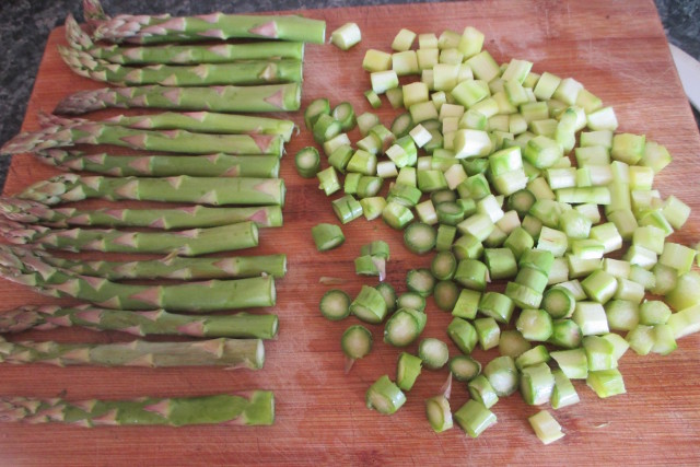Crepes with asparagus and hummus, Eat without Belly
