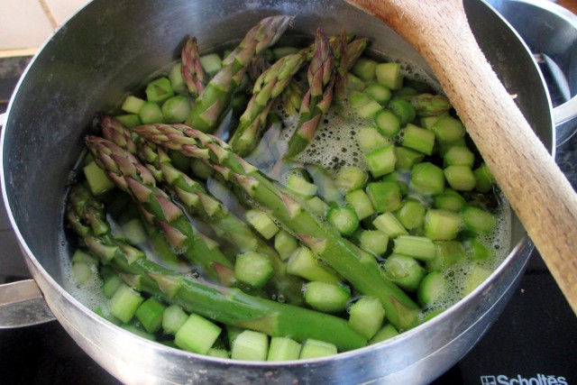 Crepes with asparagus and hummus, Eat without Belly