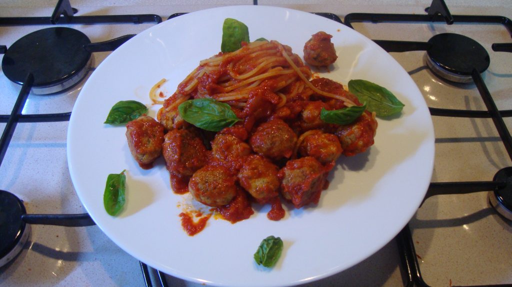 Spaghetti with Sauce and Little Tuna Meatballs