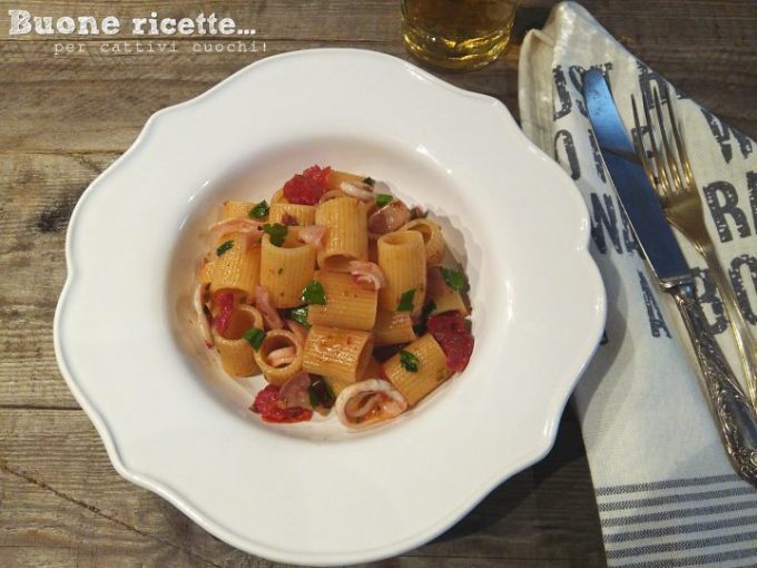 Half sleeves with cherry tomatoes and squid