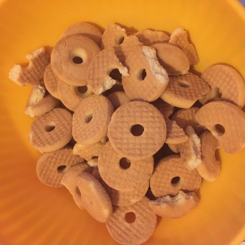 crumble cake with banana cream and chocolate chips