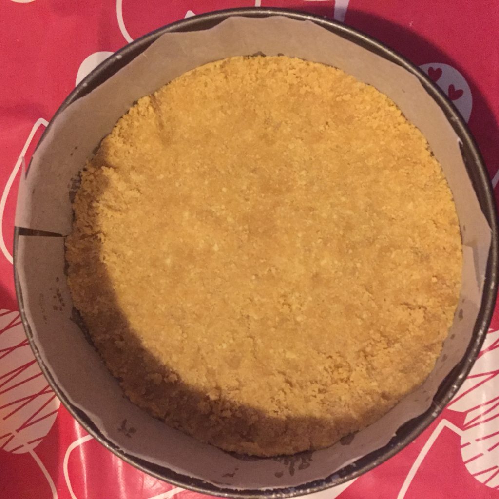 crumble cake with banana cream and chocolate chips