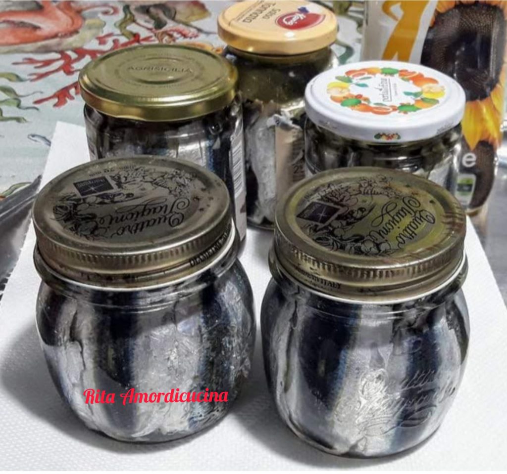 Anchovies marinated in oil