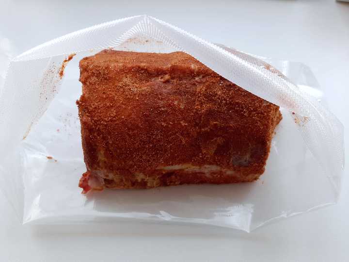 pulled pork coated with dry rub