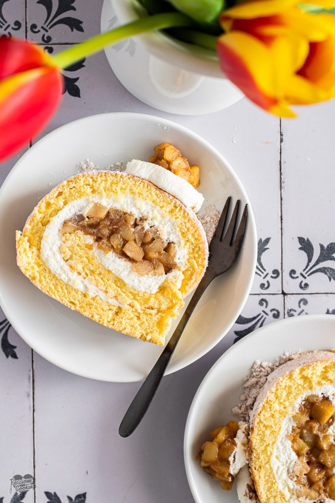 Roll Filled with Spiced Apples