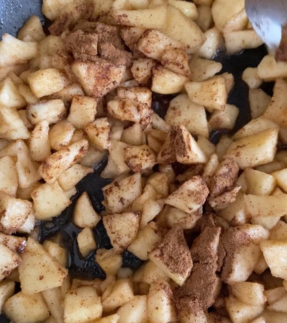 Adding cinnamon to the apples