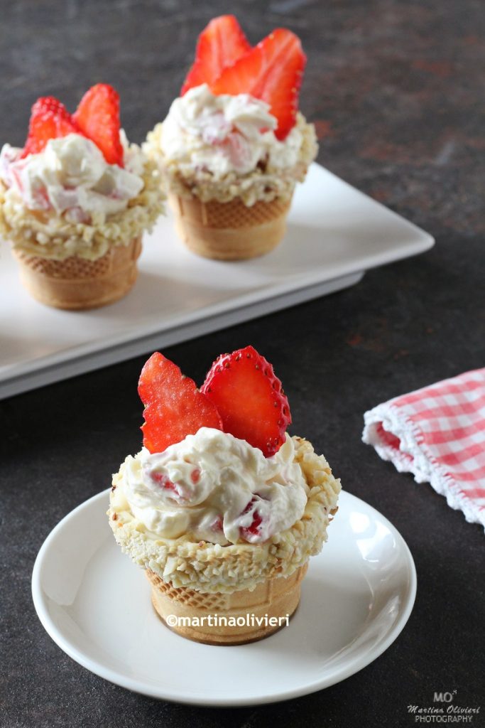 Wafers with Yogurt Cream and Strawberries