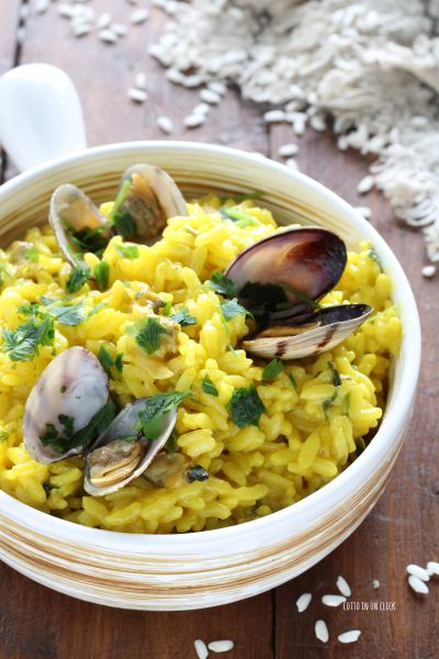 add the reserved clams and serve