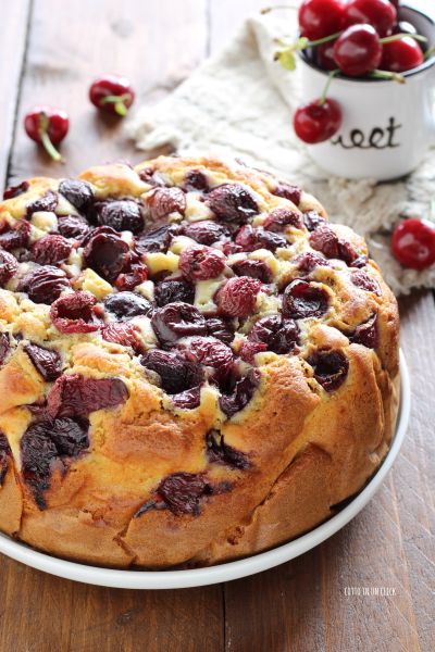 bake the cake in the oven at 180°C for 45 minutes and let cool