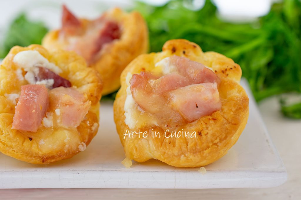 Puff pastry baskets with ricotta and cold cuts