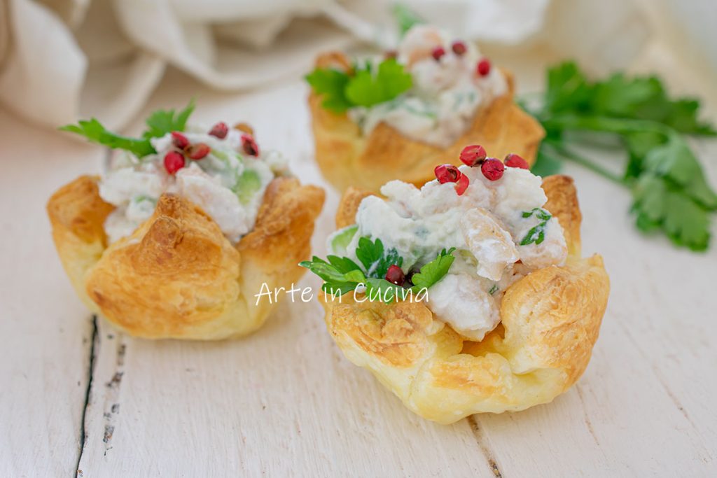 Puff pastry baskets with shrimp and avocado