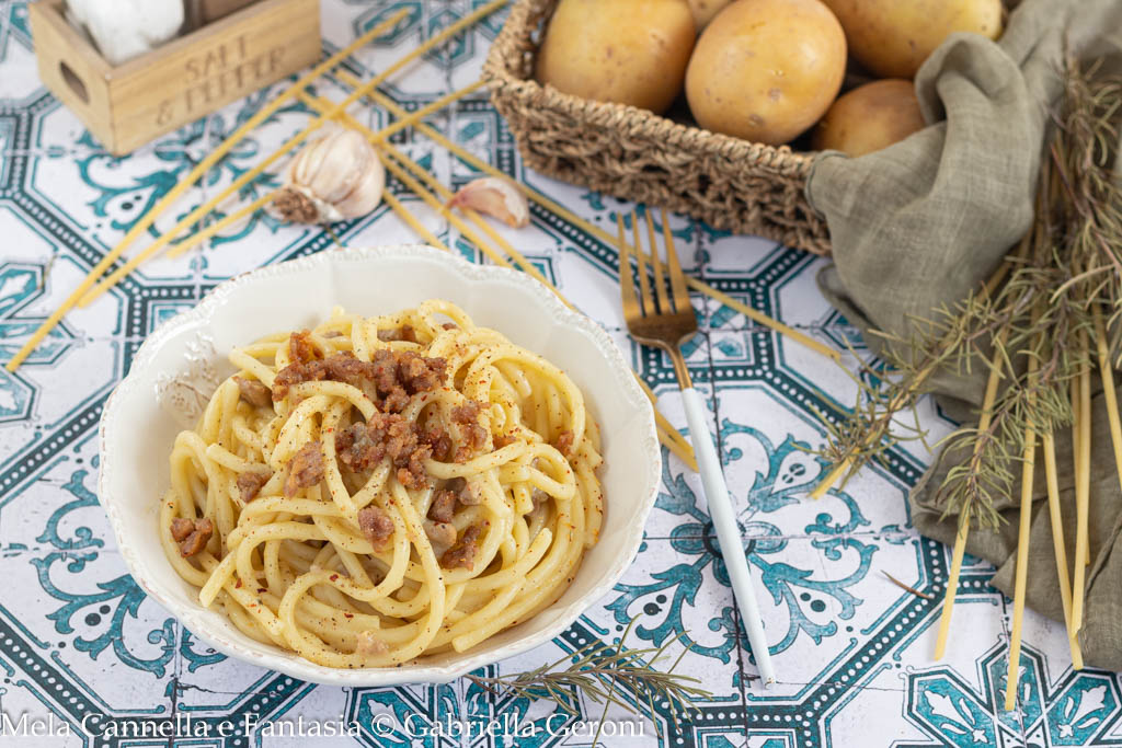 Bucatini with Potato Cream and Sausage, a First Course with 3 Ingredients