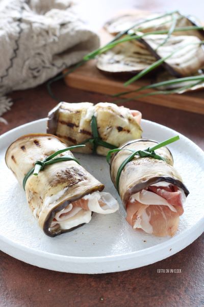 close the bundles by tying them with chives and serve