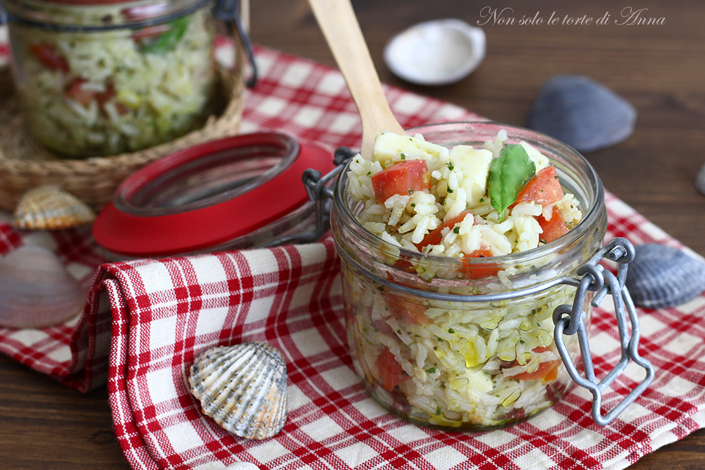cold rice with tomatoes and pesto