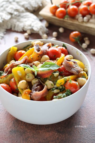 combine all ingredients in a bowl, add the sauce and mix