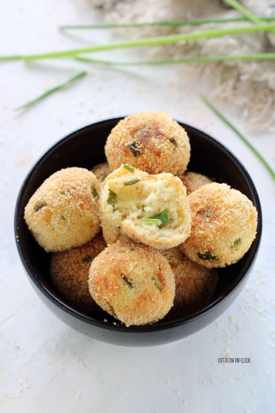 cook the meatballs in fryer for 15 minutes at 195°C and serve