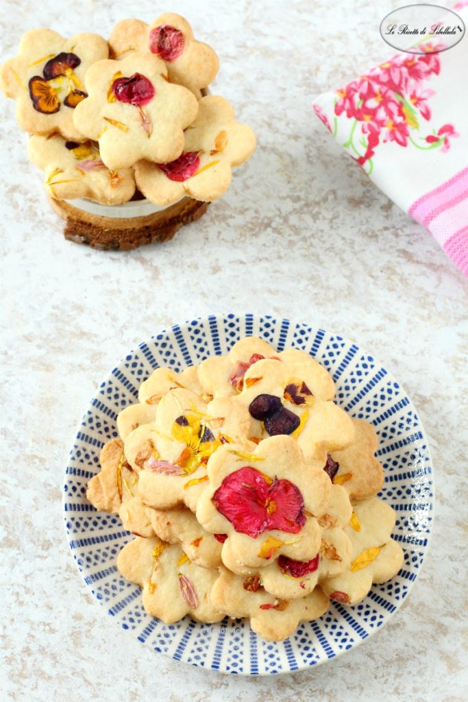 Shortbread Cookies with Edible Flowers