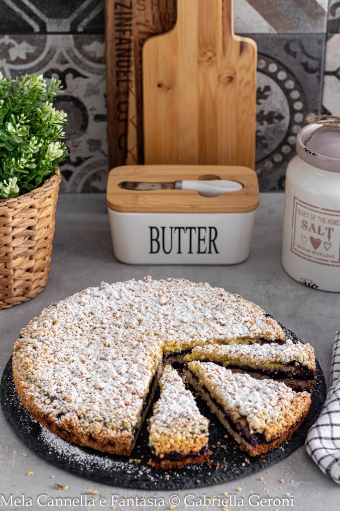 crumble cake with cream and blueberry jam