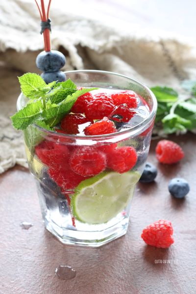 decorate the drink with the skewer and mint leaves
