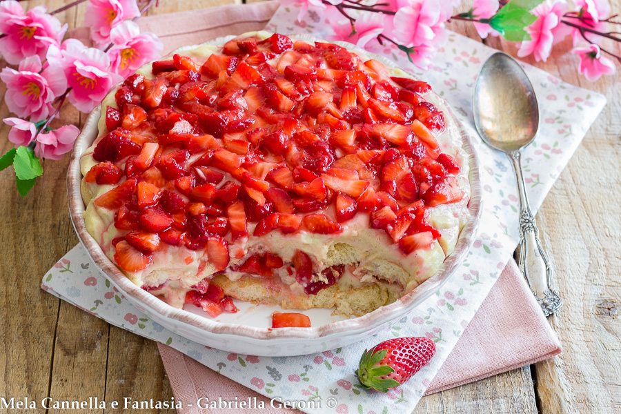 Easy and Delicious Dessert with Ladyfingers, Cream, and Strawberries!
