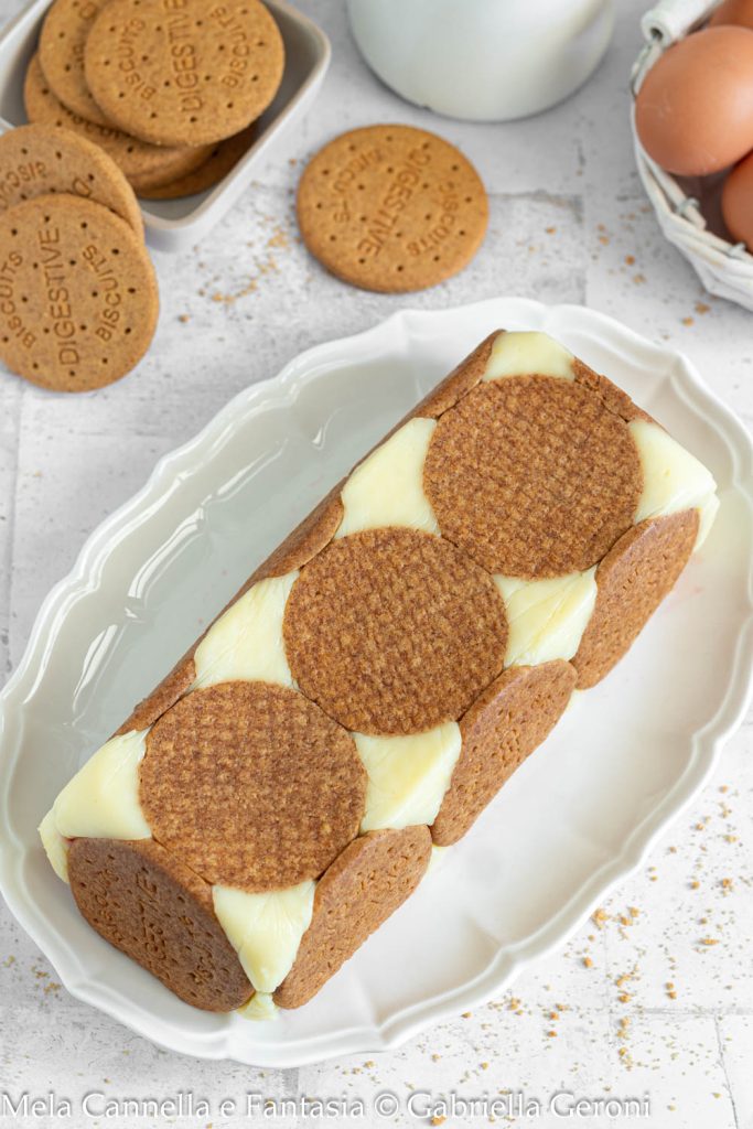 dessert with plain biscuits and cream