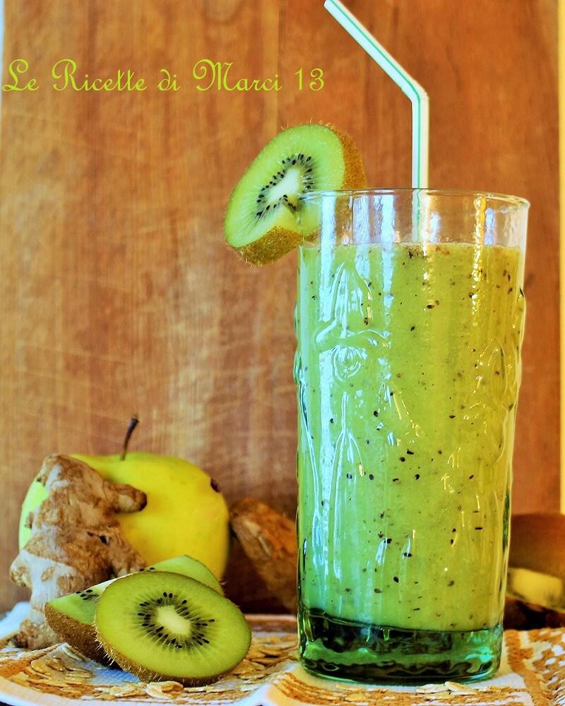 DETOX Smoothie with Kiwi, Chia Seeds and Ginger.