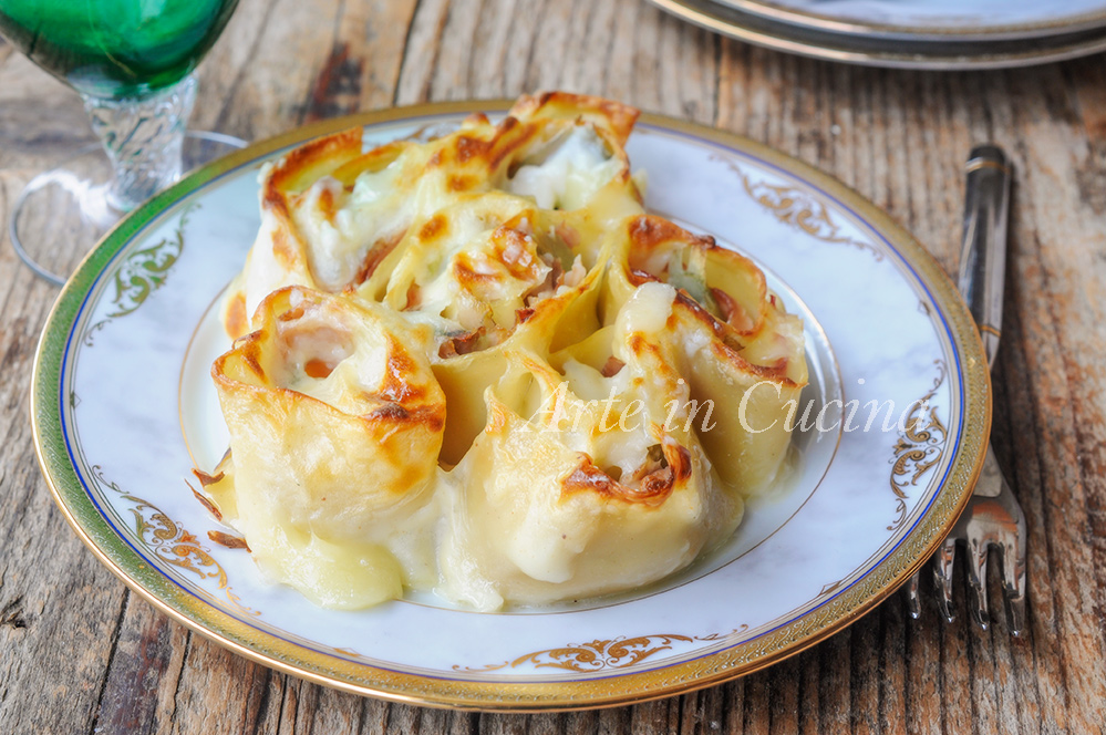 Lasagna rolls with ham and artichokes