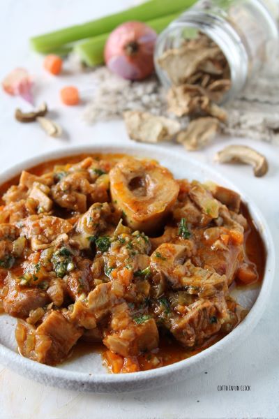 let the sauce dry if necessary and serve ossobuco with mushrooms