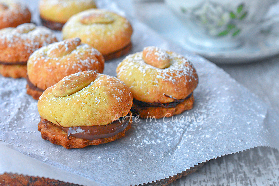 Nutella shortbread cookies like pastries