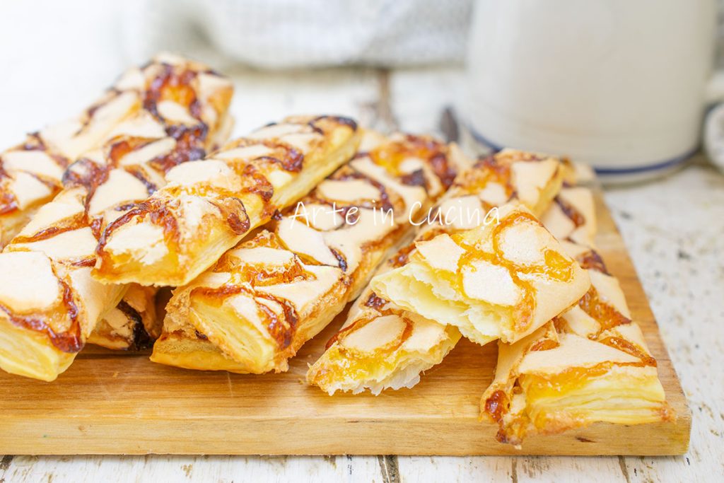Pastry puffs with glaze and jam