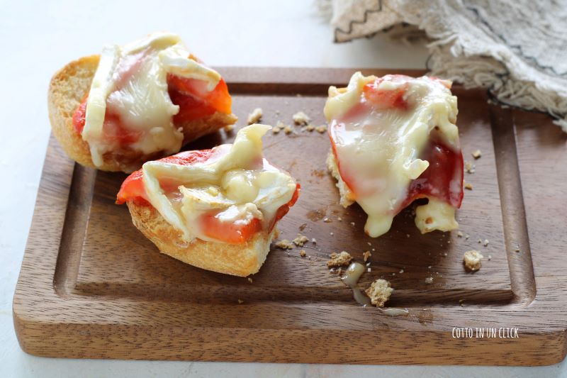 bread crostini with peppers and brie, delicious and quick