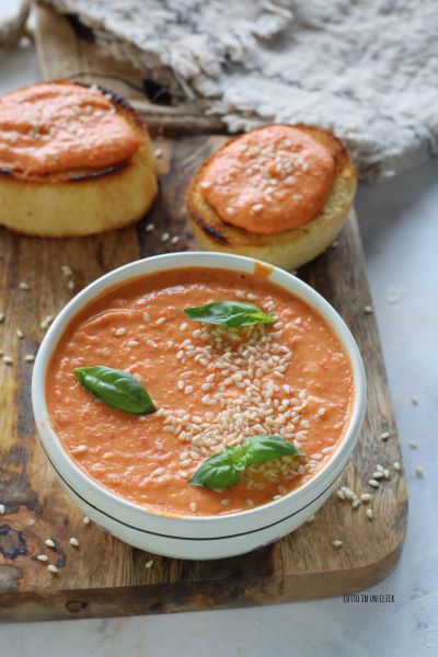 pour the sauce into a bowl and garnish with sesame seeds and basil