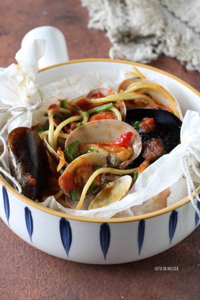 remove the papillotes from the oven, open them slightly and serve with more chives