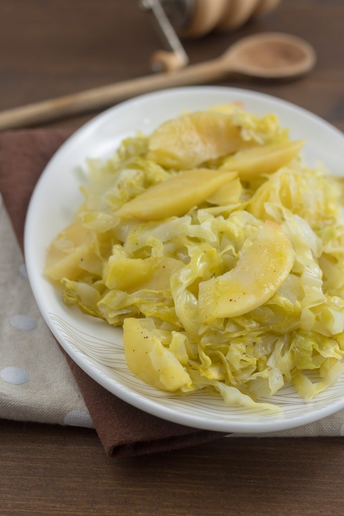 savoy cabbage with apples