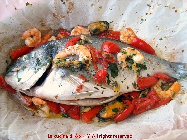 Sea bream en papillote with seafood
