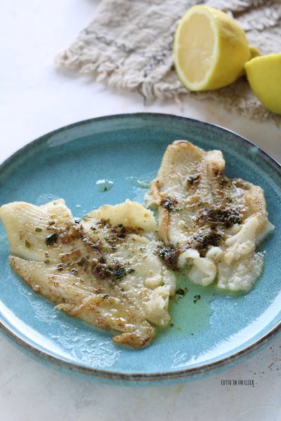 serve the fish drizzled with the cooking sauce and chopped parsley
