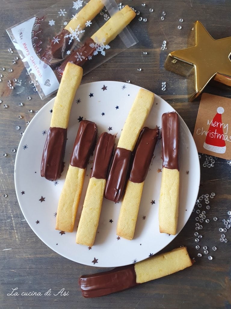 Shortcrust matchsticks dipped in chocolate
