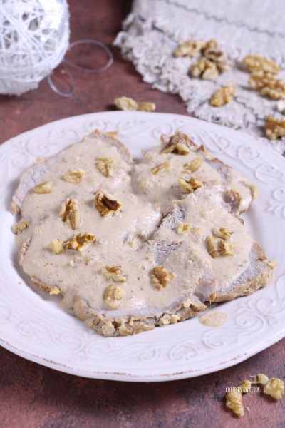 slice the meat and serve it with the sauce and coarsely chopped walnut kernels