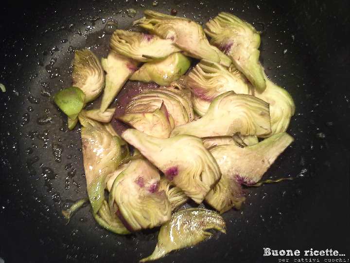 sliced artichokes in skillet