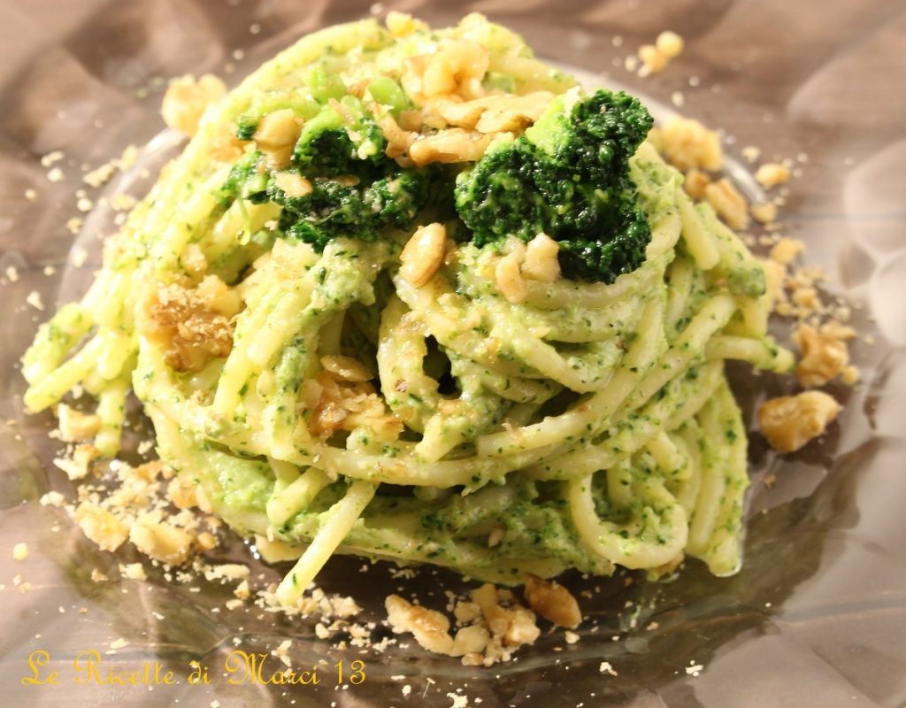 Spaghetti with broccoli cream